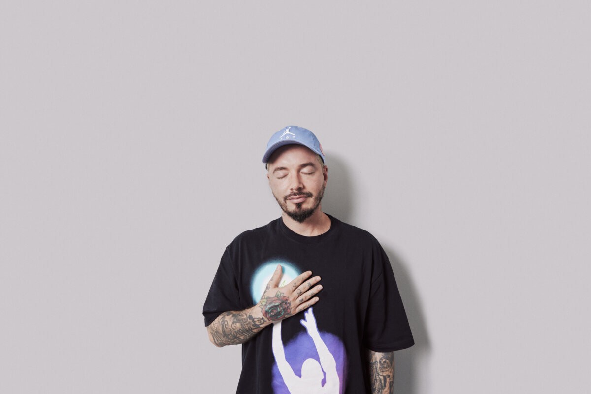 J Balvin lanza su propia App 1 J Balvin lanza su propia App J Balvin lanza 'Oye', una aplicación de bienestar creativo bilingüe que ya se encuentra disponible.
