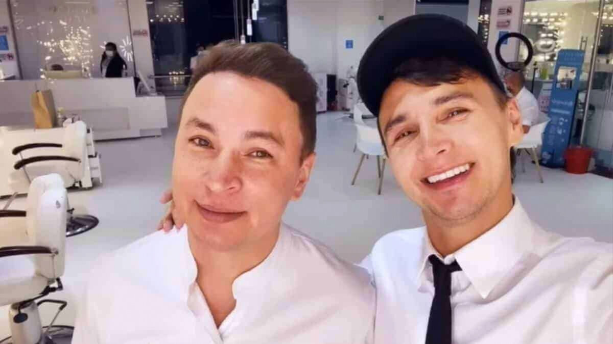 Audio de Jhonier Leal revelaría que todavía pelea por la herencia de su hermano 7 Audio de Jhonier Leal revelaría que todavía pelea por la herencia de su hermano Recientemente se conoció un mensaje de voz que reveló El Tiempo, donde se escucha a Jhonier Leal, acusado de haber asesinado a su madre Marleny Hernández y a su hermano el reconocido estilista Mauricio Leal, pelear por la fortuna que hay de las víctimas.