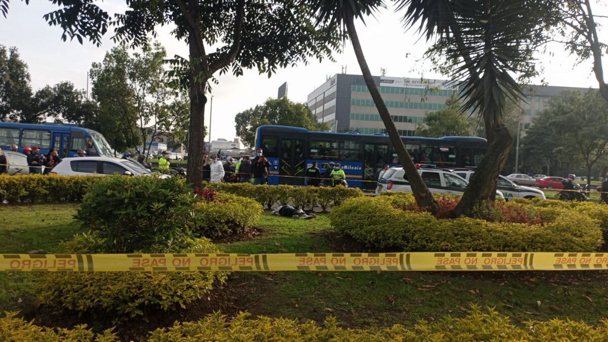 Juan Manuel fue asesinado por un escolta 2 Juan Manuel fue asesinado por un escolta La noticia corrió por toda la cuadra. Decían que habían asesinado al ‘Ganso’, pero es que con ese nombre se les conoce a los conductores que van al aeropuerto. El hermano del fallecido llegó apenas supo y la noticia por poco lo destroza.