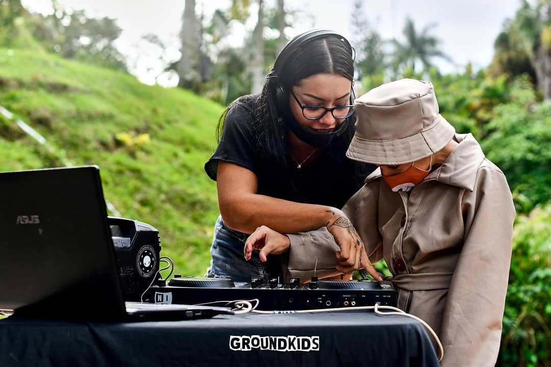 El poder del arte para impactar a los más jóvenes Años antes de que naciera Woman and Bass, en el 2018 Luisa creó Jump, una fundación de la cual es directora y cuyo objetivo es apoyar la formación y mejora de oportunidades de artistas y emprendedores, que buscan la oportunidad de poder rentabilizar y monetizar sus proyectos.