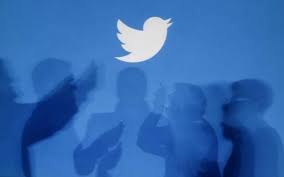La amenaza constante de los perfiles falsos en Twitter 2 La amenaza constante de los perfiles falsos en Twitter “Si bien esta amenaza afecta a usuarios y usuarias, vale la pena decir que también las entidades financieras padecen esta situación y constantemente intentan advertir sobre la existencia de estos perfiles falsos. Muchas de las cuentas oficiales tienen como tweets fijos una publicación que explica cómo reconocer perfiles oficiales. Por otra parte, son los propios bancos los que muchas veces monitorean las redes sociales y hacen las gestiones para que se den de baja estas cuentas apócrifas. Pero lamentablemente, son las propias características de redes sociales como Twitter las que permiten que se sigan creando”, comentó Camilo Gutiérrez Amaya, Jefe del Laboratorio de Investigación de ESET Latinoamérica.