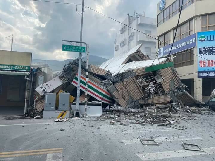 Las impactantes imágenes tras el fuerte terremoto en Taiwán 1 Las impactantes imágenes tras el fuerte terremoto en Taiwán Un fuerte terremoto sacudió el sureste de Taiwán (China), derribando al menos tres edificios en una pequeña ciudad y destrozando carreteras, pero los meteorólogos afirmaron que la amenaza de un tsunami regional había pasado.