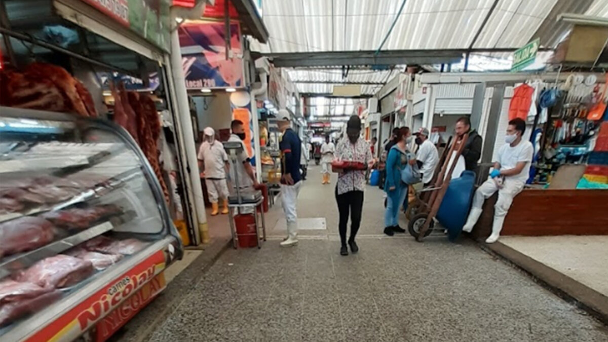 Lo fresco y sabroso de la plaza de Las Flores Plazas de mercado es lo que tenemos para visitar en Bogotá. Con el tiempo, estas se han convertido en un patrimonio cultural de la ciudad, pues cada una se encarga de abastecer las despensas, alacenas y negocios de los diferentes barrios de nuestra amada capital.&nbsp;