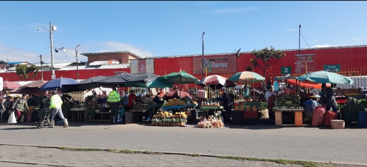 Lo fresco y sabroso de la plaza de Las Flores 1 Lo fresco y sabroso de la plaza de Las Flores Plazas de mercado es lo que tenemos para visitar en Bogotá. Con el tiempo, estas se han convertido en un patrimonio cultural de la ciudad, pues cada una se encarga de abastecer las despensas, alacenas y negocios de los diferentes barrios de nuestra amada capital.