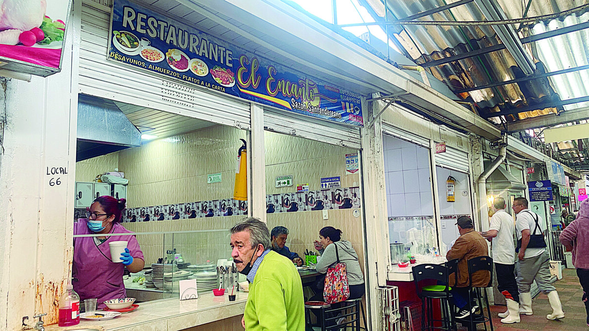 Lo fresco y sabroso de la plaza de Las Flores 3 Lo fresco y sabroso de la plaza de Las Flores Plazas de mercado es lo que tenemos para visitar en Bogotá. Con el tiempo, estas se han convertido en un patrimonio cultural de la ciudad, pues cada una se encarga de abastecer las despensas, alacenas y negocios de los diferentes barrios de nuestra amada capital.