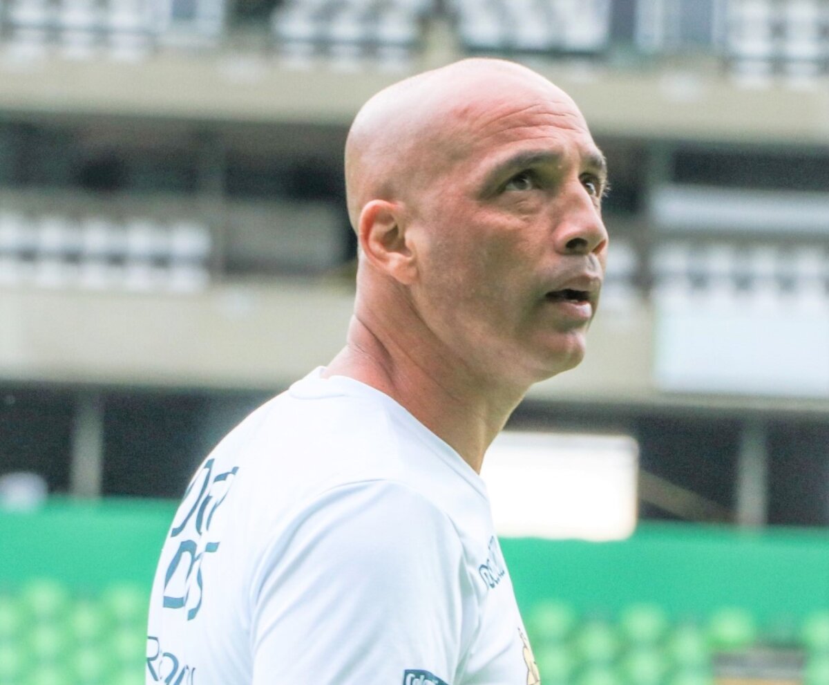 Máyer Candelo no es más el técnico del Deportivo Cali Luego de la invasión de los hinchas verdes a la cancha en Tuluá (Valle del Cauca), este jueves se confirmó que Máyer Candelo dejó de ser técnico del Deportivo Cali.