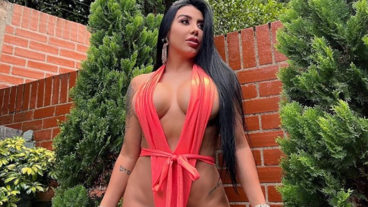 El agarrón de Marcela Reyes por pesada broma con su carro 5 El agarrón de Marcela Reyes por pesada broma con su carro Marcela Reyes, más conocida como Dj Marcela, hace unos días vivió un mal momento luego de encontrar su vehículo vandalizado en el parqueadero de un centro comercial.