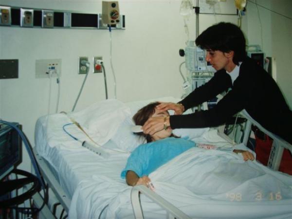 Colombiana se volvió un milagro al sobrevivir con los órganos destrozados 1 Colombiana se volvió un milagro al sobrevivir con los órganos destrozados Una colombiana de 27 años, llamada Michelle Yidios Hakim, decidió contar su historia y cómo fue que se convirtió en una niña milagro a los seis años, cuando logró sobrevivir con los órganos internos destrozados.