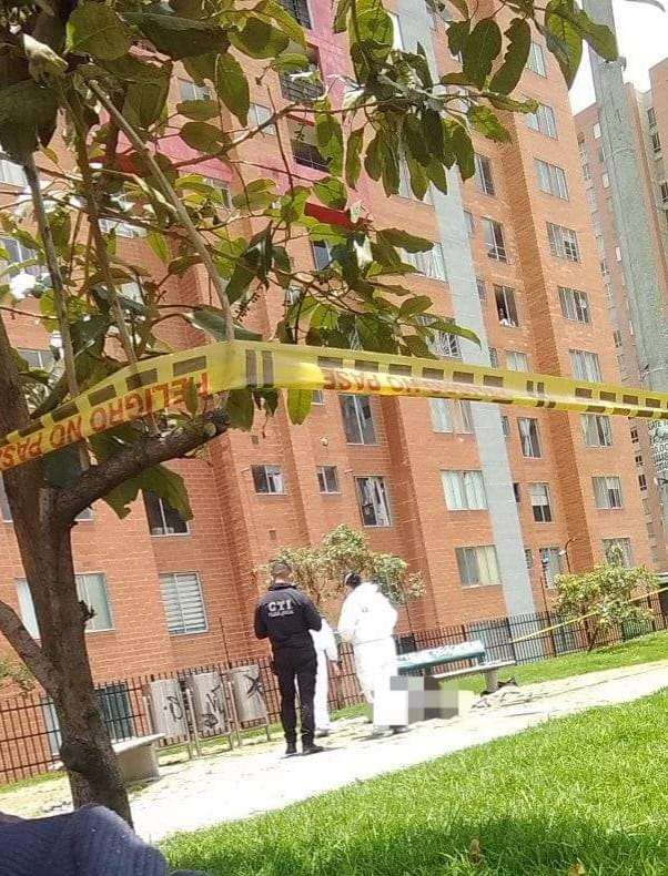 Misteriosa muerte en Ciudad Bolívar 2 Misteriosa muerte en Ciudad Bolívar En horas de la mañana de ayer en el barrio Madelena (Ciudad Bolívar), el cuerpo de un hombre tendido sobre el asfalto llamó la atención de los vecinos del sector, quienes angustiados al ver que no se movía llamaron a las autoridades.