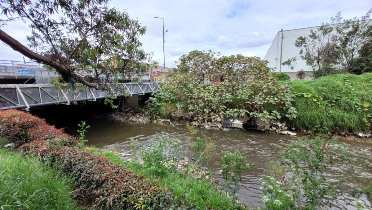 Misteriosa muerte en el río del frigorífico en Bosa Cerca de las 6 de la madrugada el vecino caminaba en el borde del río Tunjuelo, cuando sobre el agua que atraviesa el popular matadero logró ver bocabajo un cuerpo flotando.