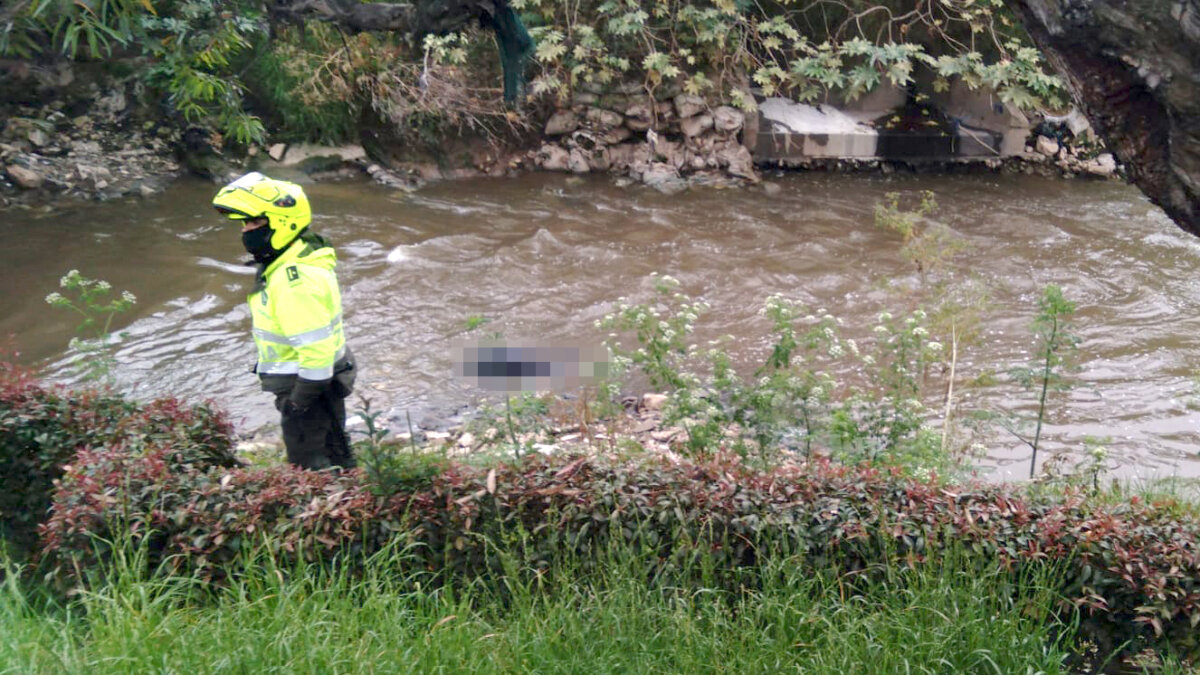 Misteriosa muerte en el río del frigorífico en Bosa Cerca de las 6 de la madrugada el vecino caminaba en el borde del río Tunjuelo, cuando sobre el agua que atraviesa el popular matadero logró ver bocabajo un cuerpo flotando.