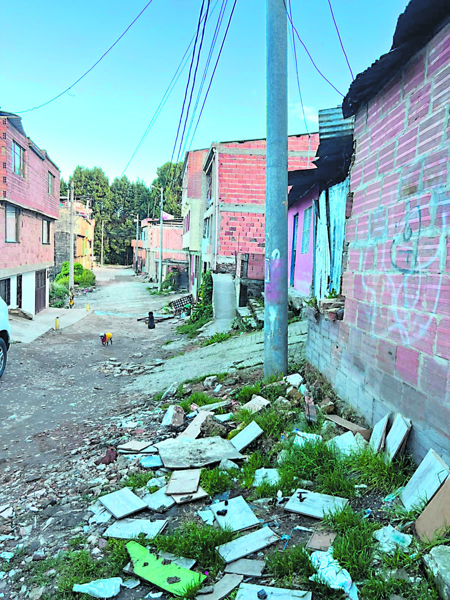 Misterioso hallazgo de un cadáver en Chapinero 1 Misterioso hallazgo de un cadáver en Chapinero En la mañana del jueves, las autoridades de Chapinero recibieron una llamada alertando que en una vivienda ubicada en la parte alta de la localidad habían encontrado el cuerpo sin vida de un hombre.