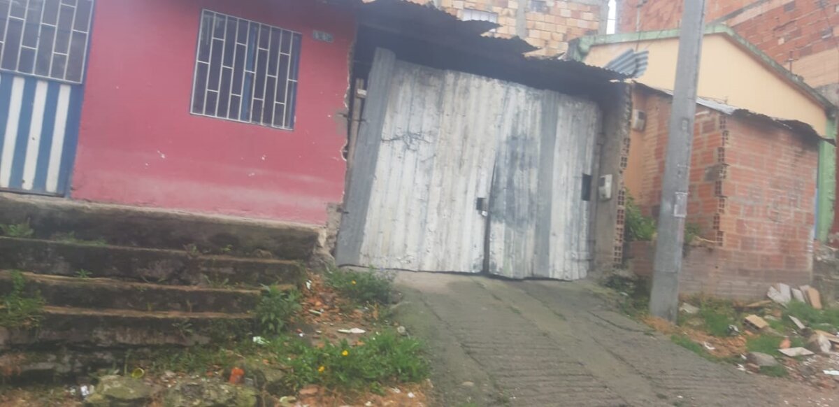 Misterioso hallazgo de un cadáver en Chapinero 2 Misterioso hallazgo de un cadáver en Chapinero En la mañana del jueves, las autoridades de Chapinero recibieron una llamada alertando que en una vivienda ubicada en la parte alta de la localidad habían encontrado el cuerpo sin vida de un hombre.