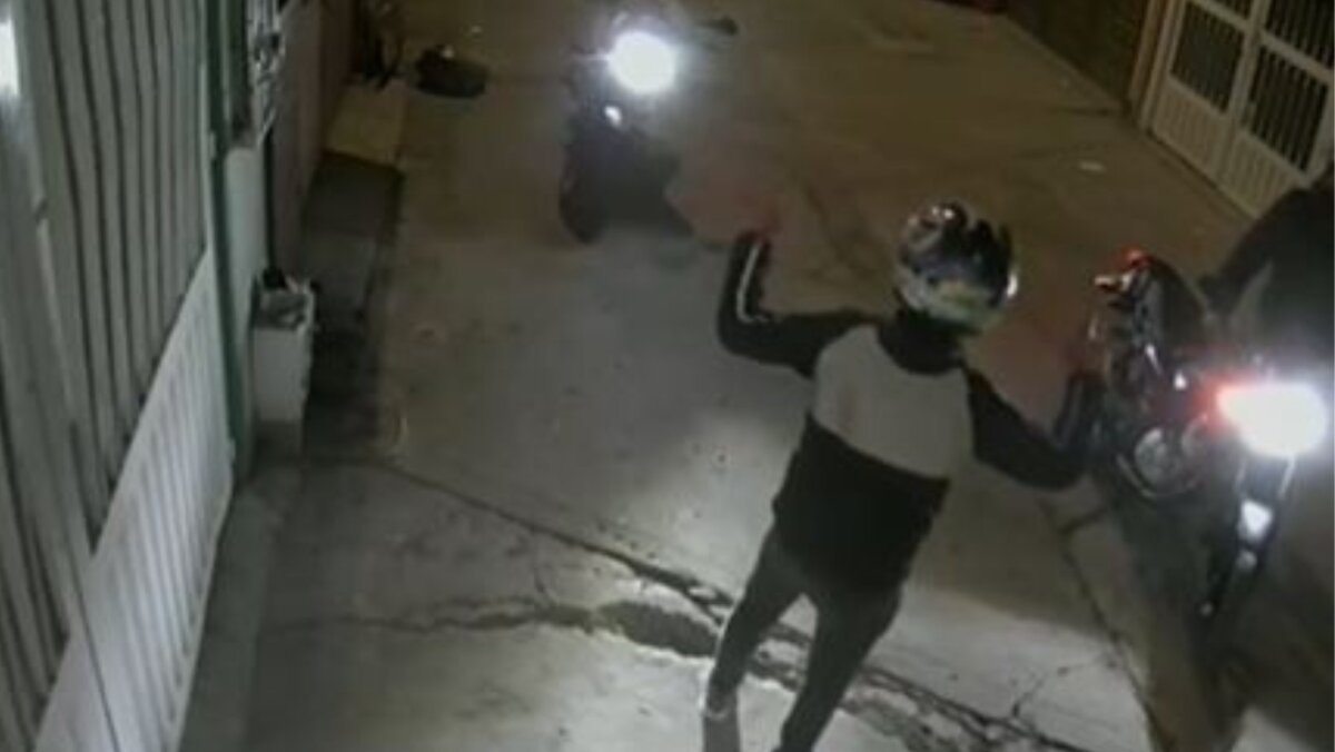 Motociclista fue asaltado frente a su casa en Bosa por motoladrones  La inseguridad continua y los pillos no dejan de hacer de las suyas en las horas de la noche, así quedó registrado en las cámaras de seguridad del barrio Villa del Río, en la localidad de Bosa, pues se ve cuando los bandidos atracan a un joven enfrente de su casa.