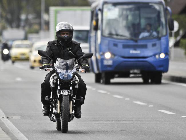 Motociclista falleció tras fuerte accidente con un camión en Suba 1 Motociclista falleció tras fuerte accidente con un camión en Suba En las horas de la tarde de este jueves 15 de septiembre, un motociclista perdió la vida, luego de un fuerte accidente con un camión, en la localidad de Suba.