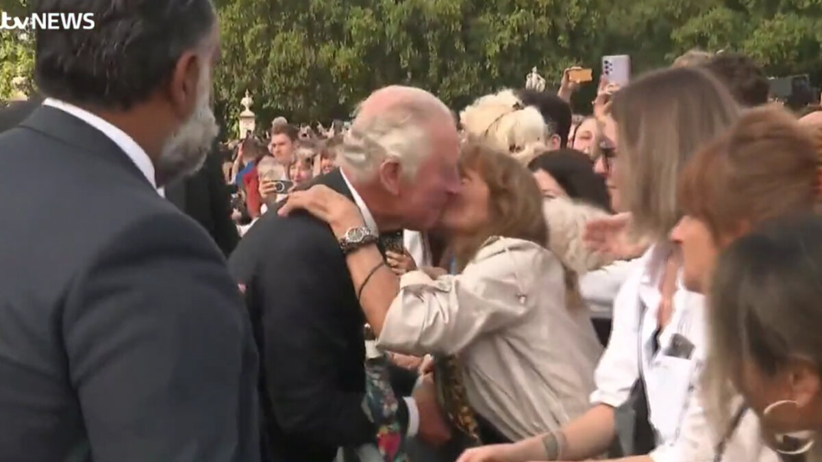 Mujer le robó un beso al rey Carlos III a la entrada del palacio de Buckingham Una mujer rompió los protocolos y se volvió tendencia tras haberle dado un beso al rey Carlos III en la entrada del palacio de Buckingham (Reino Unido) en las últimas horas.
