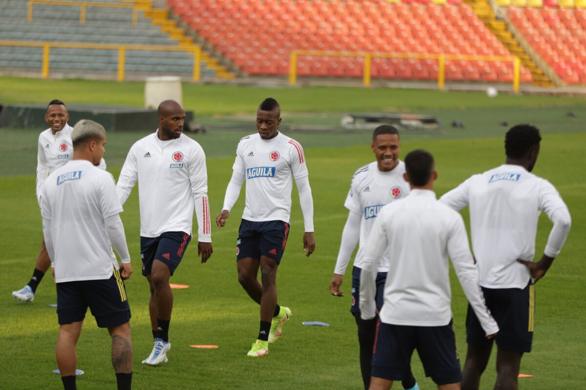 Selección Colombia se mantiene en el top-20 del ranking FIFA Los cafeteros son la cuarta mejor selección de la Conmebol. La primera es Brasil, que aparece en el primer lugar del ranking, seguido de Argentina, que está tercera y Uruguay que ocupa la decimocuarta posición en el listado de la Fifa.
