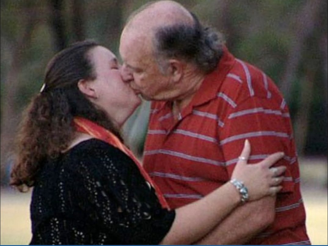 Padre que tiene una relación con su hija hace varios años se defendió Este vínculo comenzó en 2000 después de que Jenny, que tenía 31 años, estaba casada y tenía hijos, se fue a vivir con Dorothy y su padre, de entonces 53 años, en Port Pirie, Australia.