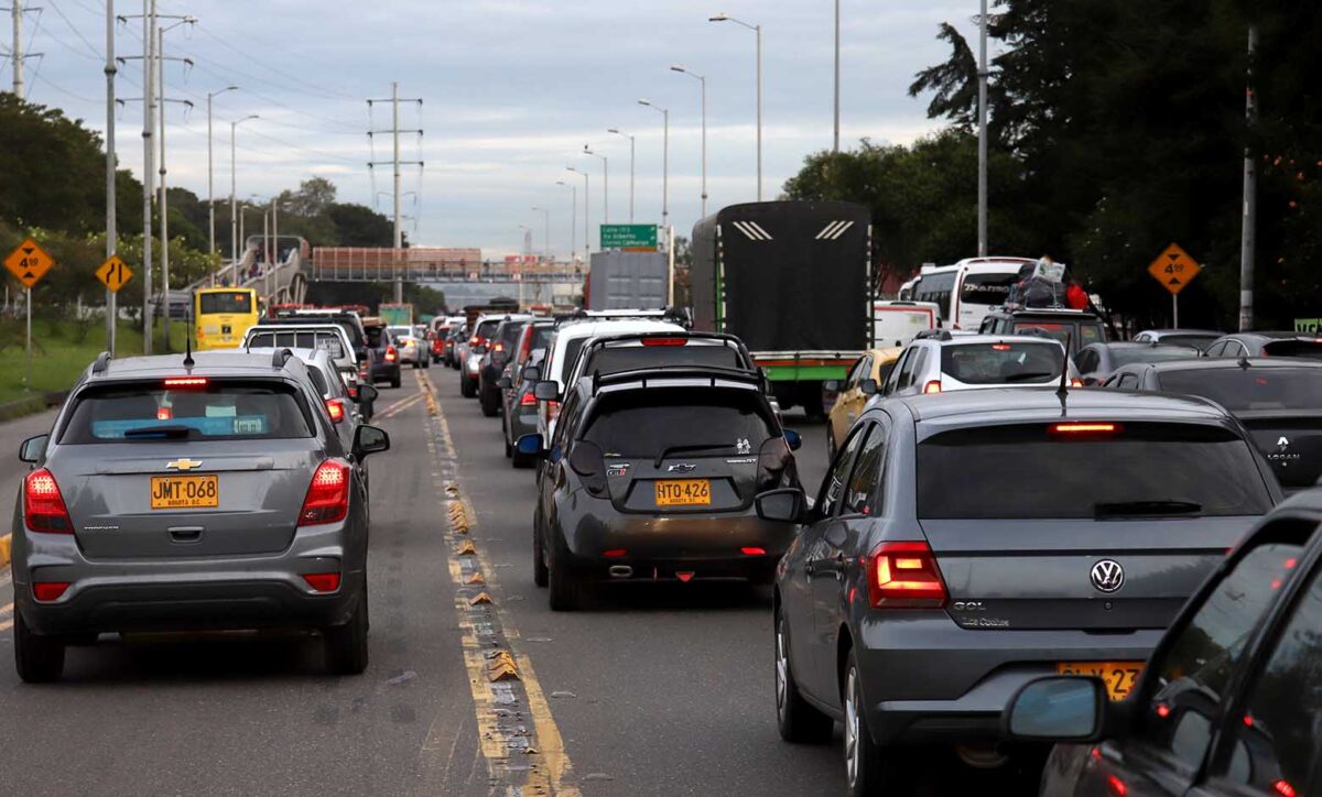 Pille cómo funcionará el nuevo reversible de la Autopista Norte 6 Pille cómo funcionará el nuevo reversible de la Autopista Norte El Gobierno Nacional pondrá en marcha un Plan Piloto para mejorar la movilidad en la ciudad de Bogotá. Este será un reversible que iniciará a partir de hoy 18 de septiembre hasta el 18 de diciembre.