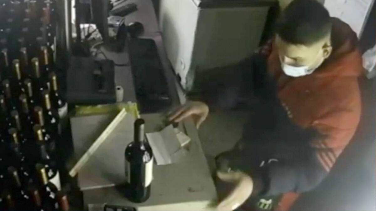 De empleado a ladrón: Pillo asaltó restaurante en el que le dieron trabajo Un sujeto solicitó empleo en un restaurante y a pesar de que no contaban con experiencia lo contrataron, sin embargo, lo que este buscaba era una oportunidad para robar.
