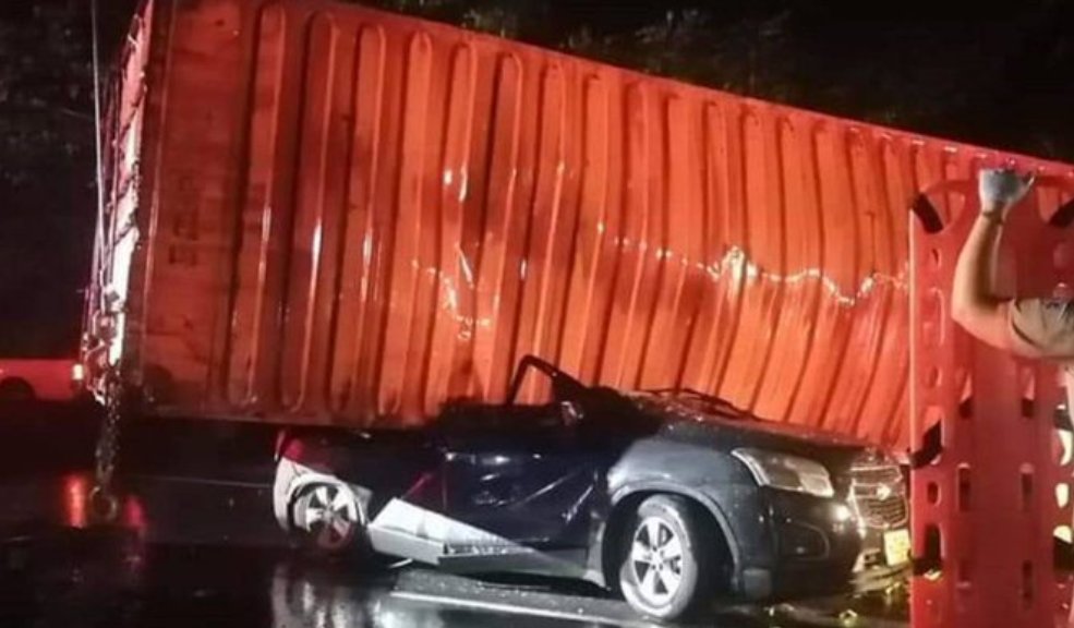 Milagro en medio de la tragedia, una mujer y su hijo sobrevivieron a grave accidente 1 Milagro en medio de la tragedia, una mujer y su hijo sobrevivieron a grave accidente Un fatal accidente se registró en el kilómetro 7 de la vía que conduce de Bogotá a Ibagué, en el que un camión se volcó y cayó encima de un carro donde viajaban 5 personas, dos de ellas sobrevivieron de milagro.