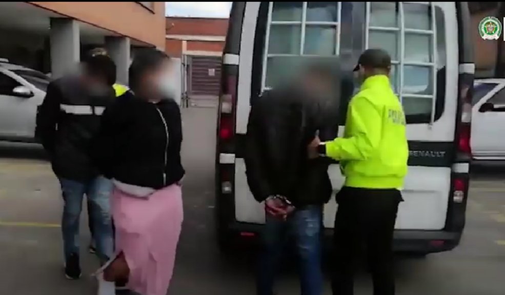Cayeron 'Los Raiders', banda que robaba motocicletas en Bogotá 5 Cayeron 'Los Raiders', banda que robaba motocicletas en Bogotá La Fiscalía General de la Nación junto a la Sijín de la Policía Nacional, lograron la captura de seis hombres y una mujer, quienes hacían parte de 'Los Raiders' una organización criminal que se dedicaba al hurto de motocicletas en Bogotá.