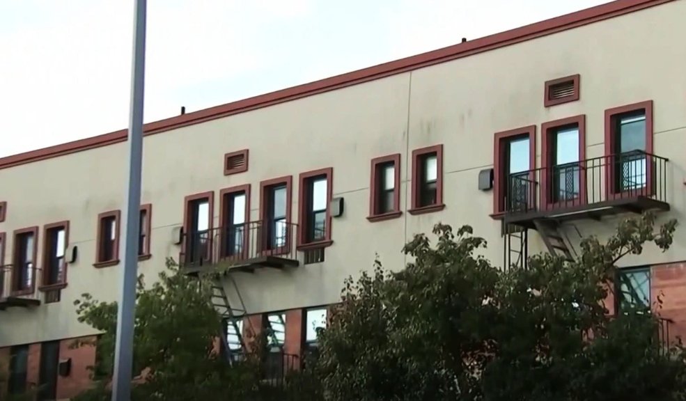 Colombiana se quitó la vida en un albergue de Estados Unidos 4 Colombiana se quitó la vida en un albergue de Estados Unidos Una mujer colombiana, que buscaba asilo junto a sus dos hijos, se quitó la vida en un albergue de Nueva York, Estados Unidos.