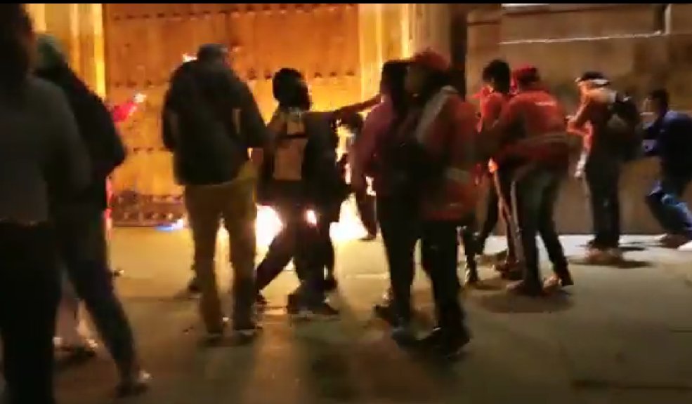 Atención: vándalas intentaron quemar la Catedral Primada La jornada de manifestaciones de este miércoles terminó en un gran hecho de intolerancia y violencia, debido a que varias mujeres que estaban protestando en el día del aborto legal, decidieron prenderle fuego a la entrada de la Catedral Primada en Bogotá.