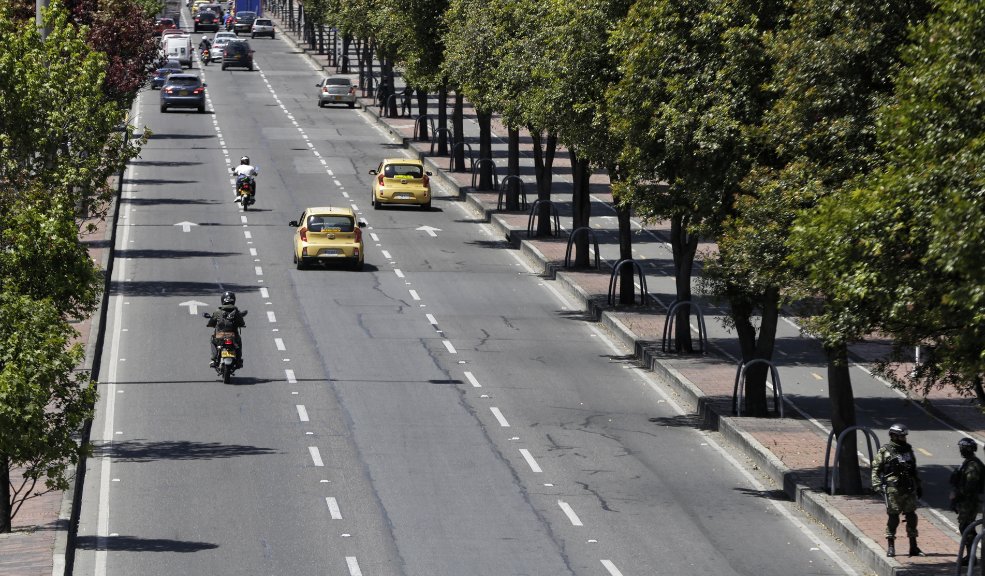 Habilitan reversible para salir de Bogotá por la calle 80 a partir de este lunes 5 Habilitan reversible para salir de Bogotá por la calle 80 a partir de este lunes La Gobernación de Cundinamarca informó que a partir de este lunes 12 de septiembre habilitarán un reversible que ampliará un tercer carril para los vehículos que salen de Bogotá por calle 80 hasta el sector del Siberia y el municipio de Cota. La estrategia piloto estará entre las 5 y las 8 de la mañana.