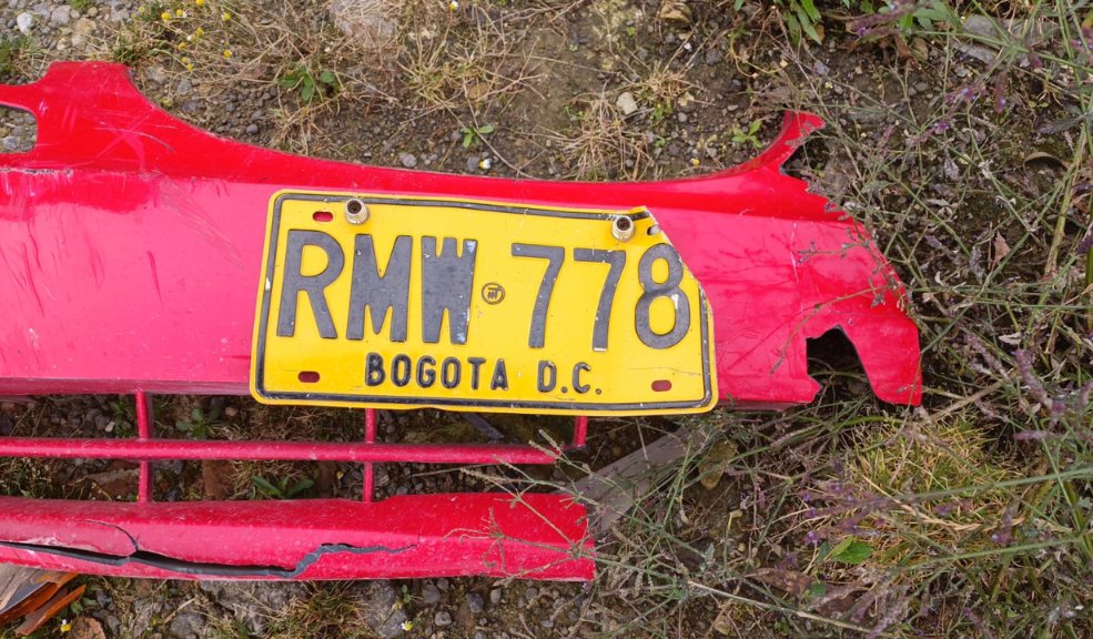 Continúa la búsqueda para encontrar a los cuerpos del carro que cayó en el Salto del Tequendama 1 Continúa la búsqueda para encontrar a los cuerpos del carro que cayó en el Salto del Tequendama Debido a que el bómper del carro se desprendió en el impacto contra el barranco, las autoridades lograron establecer que el conductor del carro era Gerardo Segura de 47 años.