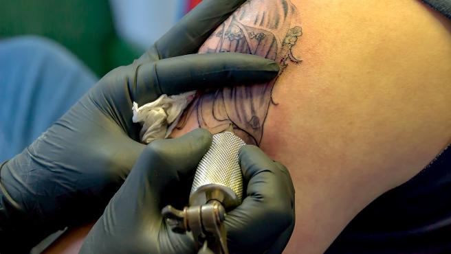 Prohíben 2 tintas para tatuajes porque podrían causar cáncer 1 Prohíben 2 tintas para tatuajes porque podrían causar cáncer A partir de enero de este 2022, la Unión Europea empezó la limitación del uso de 4000 productos químicos peligrosos presentes en tintas para tatuajes y maquillaje permanente. La transición, que será paulatina, sacará de circulación los colores Pigment Blue 15:3 y Pigment Green 7.