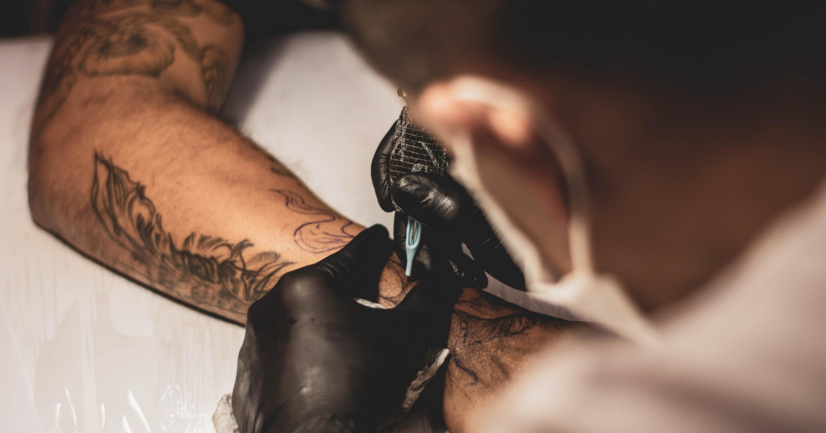 Prohíben 2 tintas para tatuajes porque podrían causar cáncer A partir de enero de este 2022, la Unión Europea empezó la limitación del uso de 4000 productos químicos peligrosos presentes en tintas para tatuajes y maquillaje permanente. La transición, que será paulatina, sacará de circulación los colores Pigment Blue 15:3 y Pigment Green 7.
