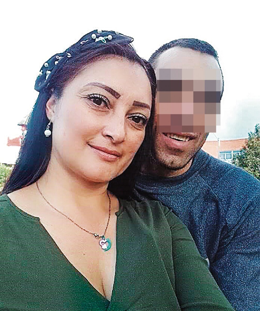 Historia del atroz feminicidio de Gloria en Bosa 1 Historia del atroz feminicidio de Gloria en Bosa Un nuevo caso de feminicidio estremece la capital. Días de angustiosa búsqueda y denuncias fallidas culminaron con el lamentable hallazgo del cuerpo sin vida de Gloria Valencia, de 45 años de edad. Esta madre de dos hijas fue encontrada en la casa de su expareja sentimental donde vivió amenazada sus últimos días de vida en la localidad de Bosa.