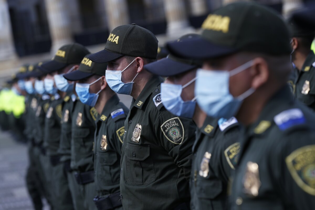 Renuncia masiva de Policías Recién se posesionó el presidente Gustavo Petro y su ministro de Defensa, Iván Velásquez, varios generales con una gran trayectoria renunciaron a la Policía Nacional y se pensó que esta baja sería la única, pero la mañana de este miércoles se conoció una nueva.