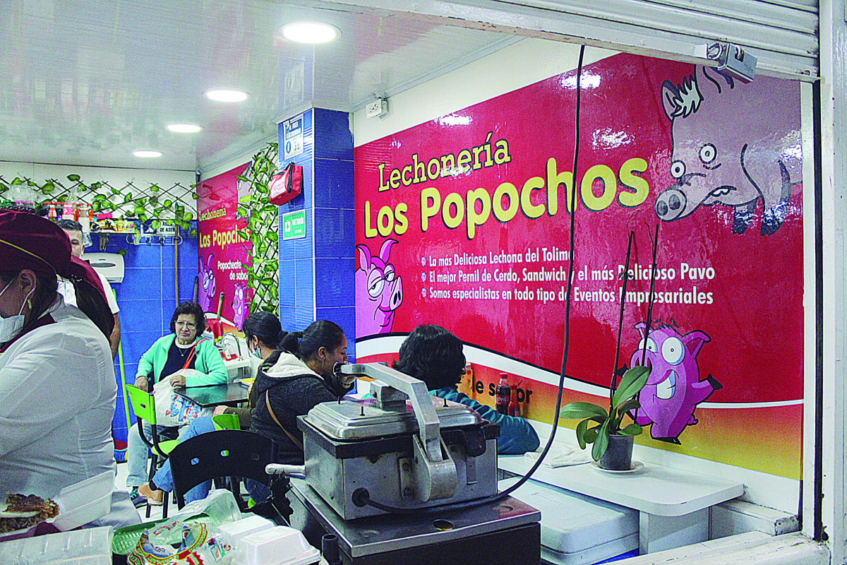 La enorme variedad de la plaza de Paloquemao Continuamos nuestro recorrido visitando las plazas de mercado más emblemáticas de Bogotá. En esta ocasión llegamos a Paloquemao, conocida por su variedad de productos y sus grandes instalaciones. Este increíble lugar fue declarado como patrimonio cultural y arquitectónico.&nbsp;