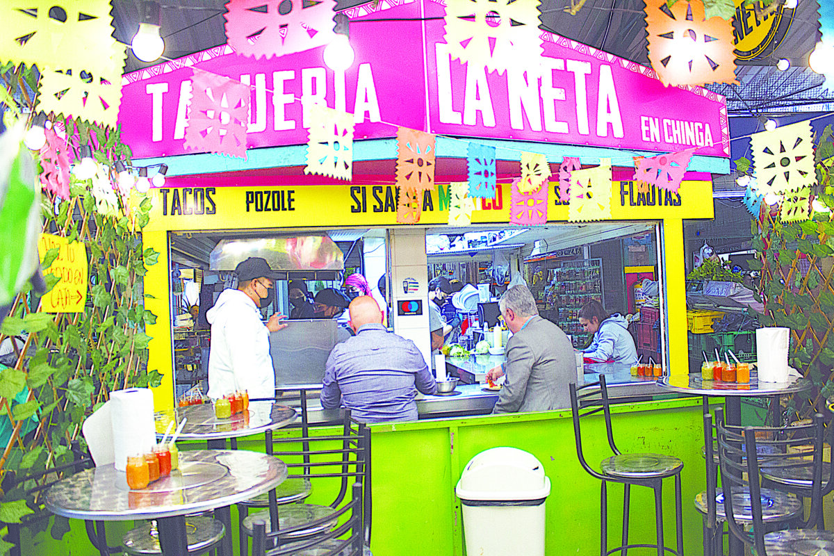 La enorme variedad de la plaza de Paloquemao Continuamos nuestro recorrido visitando las plazas de mercado más emblemáticas de Bogotá. En esta ocasión llegamos a Paloquemao, conocida por su variedad de productos y sus grandes instalaciones. Este increíble lugar fue declarado como patrimonio cultural y arquitectónico.&nbsp;