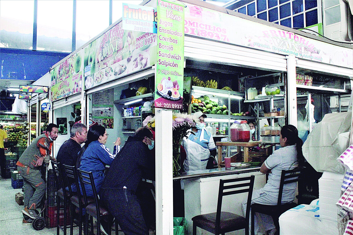 La enorme variedad de la plaza de Paloquemao Continuamos nuestro recorrido visitando las plazas de mercado más emblemáticas de Bogotá. En esta ocasión llegamos a Paloquemao, conocida por su variedad de productos y sus grandes instalaciones. Este increíble lugar fue declarado como patrimonio cultural y arquitectónico.&nbsp;