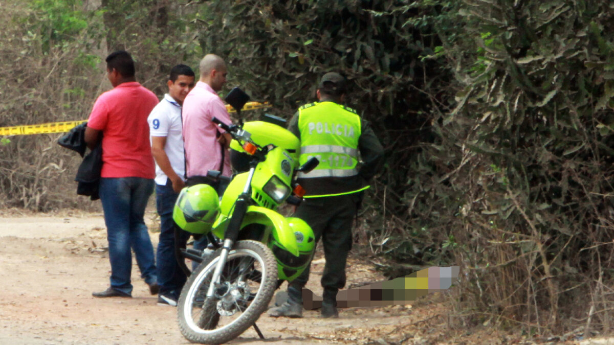 Reubicarán auxiliares de policía a zonas de menor riesgo El director de la Policía Nacional, general Henry Armando Sanabria, afirmó que esta semana iniciarán con la reubicación de auxiliares de Policía a zonas de menor riesgo a raíz de los recientes atentados contra miembros de la institución.