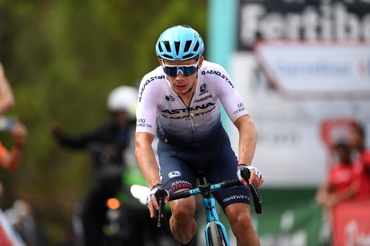 'Supermán' López voló y subió en la general de La Vuelta a España 8 'Supermán' López voló y subió en la general de La Vuelta a España La etapa 14 de la Vuelta a España, que se corrió este sábado sobre 160 kilómetros, y que se caracterizó por tener un final en alta montaña, tuvo como protagonistas a los sudamericanos. El ecuatoriano Richard Carapaz logró su segunda victoria en la competencia, mientras que el colombiano Miguel Ángel López lo escoltó y se acercó al Top 5 de la clasificación general.