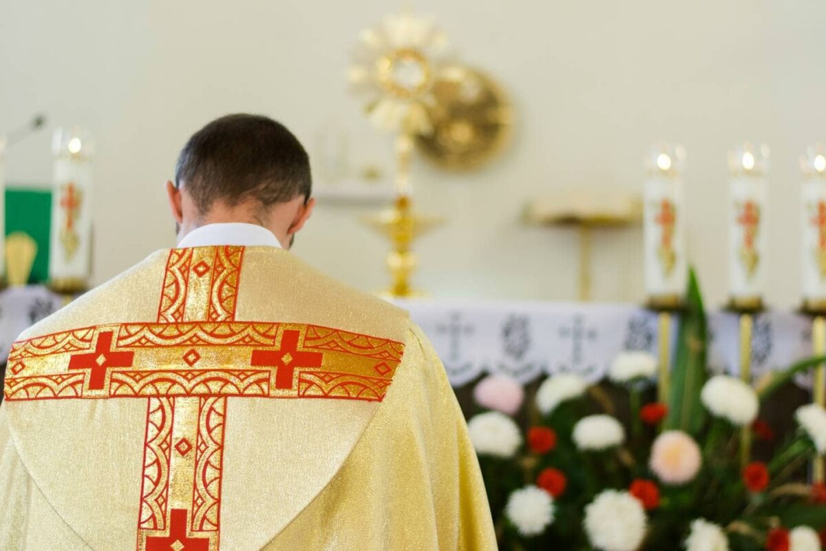 Así fue el ataque a policía dentro de iglesia de Juan Rey A tres días del inaudito caso sucedido en la casa cural de una iglesia, ubicada en la parte alta de la localidad de San Cristóbal, en el que un subintendente de la Policía resultó baleado y como consecuencia dos sacerdotes fueron capturados, se siguen conociendo pormenores.