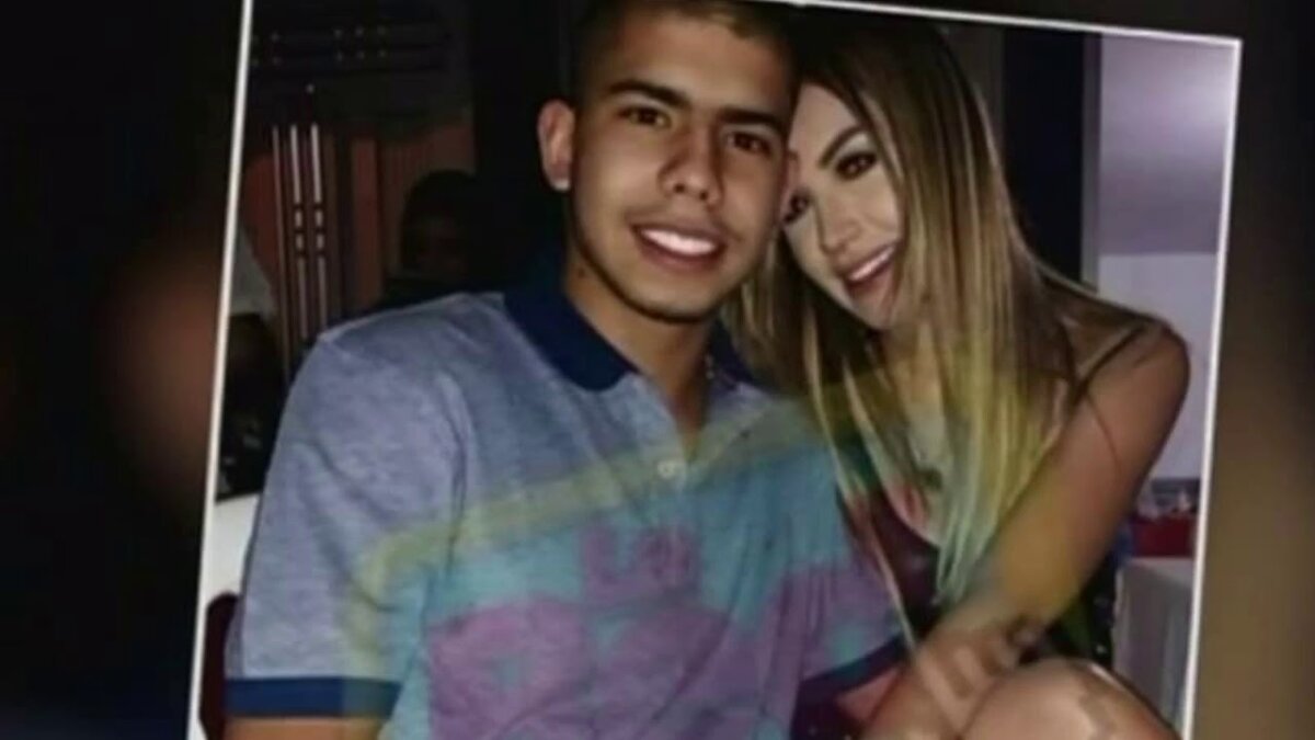 Sebastián, el narco más joven del país en ser extraditado 1 Sebastián, el narco más joven del país en ser extraditado Sebastián Meneses, el hijo del exjefe paramilitar y capo del narcotráfico Daniel Rendón Herrera, alias 'Don Mario', a sus 24 años de edad, se podría convertir en el colombiano más joven en ser extraditado a los Estados Unidos.