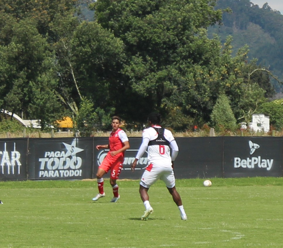 La lucha de Sebastián para ver bien Influenciado por su tío, Jéfferson Carranza, quien jugó en la Selección Bogotá, y por su pade, Andrés, quien es un gran aficionado al fútbol, Juan Sebastián comenzó a paracticar este deporte a los 4 años de edad. Empezó entrenando en la escuela de Caterpillar Motor y luego en la Fundación Revel. Hasta que en 2019 se presentó a la convocatoria de Independiente Santa Fe y gracias a su talento fue seleccionado. Durante tres años fue campeón de la Copa Metropolitana y también en torneos intermunicipales, destacándose como volante y defensa. &nbsp;