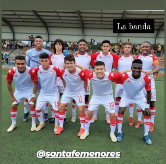 La lucha de Sebastián para ver bien Influenciado por su tío, Jéfferson Carranza, quien jugó en la Selección Bogotá, y por su pade, Andrés, quien es un gran aficionado al fútbol, Juan Sebastián comenzó a paracticar este deporte a los 4 años de edad. Empezó entrenando en la escuela de Caterpillar Motor y luego en la Fundación Revel. Hasta que en 2019 se presentó a la convocatoria de Independiente Santa Fe y gracias a su talento fue seleccionado. Durante tres años fue campeón de la Copa Metropolitana y también en torneos intermunicipales, destacándose como volante y defensa. &nbsp;