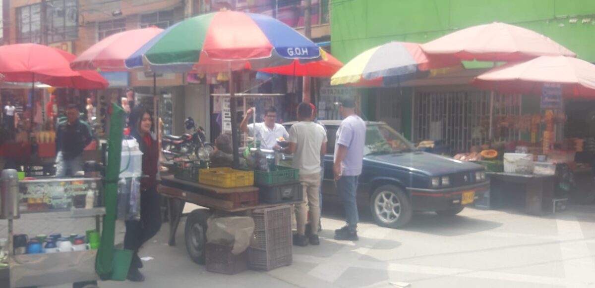 Sicario acabó con la vida de Juan Pablo en Suba Avanzaba la noche del domingo en la entonces desolada Plaza del Rincón (Suba), cuando tres disparos detonaron en un andén de la Calle 93A con Carrera 129B bis. Este barrio de Suba se vio envuelto en un crimen nocturno que dejó como saldo un hombre de 36 años muerto.