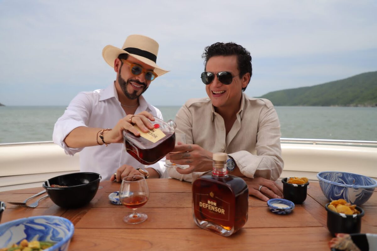 Silvestre Dangond lanza su propio Ron 10 Silvestre Dangond lanza su propio Ron A la espera de su debut actoral este lunes en la bionovela 'Leandro Díaz', Silvestre Dangond le dio una nueva sorpresa a sus seguidores este fin de semana con: 'Defensor'.