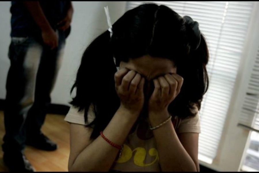 Sujeto por poco es linchado tras intentar abusar de una niña de 3 años Un hombre de 55 años por poco es linchado por la comunidad, luego de conocerse que estaba intentando abusar de una niña de tan solo 3 años de edad.