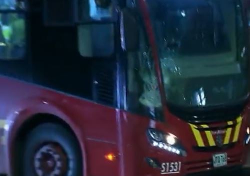 Pillo fue arrollado por un TransMilenio cuando trataba de huir Los pillos siguen haciendo de las suyas en las estaciones de TransMilenio y no dejan pasar ninguna oportunidad para atracar a los pasajeros. En esta oportunidad un presunto ladrón luego de un robo fue arrollado por un articulado.