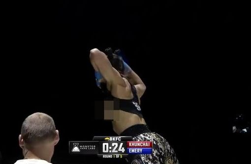 Luchadora ganó pelea y celebró mostrando sus pechos al público 10 Luchadora ganó pelea y celebró mostrando sus pechos al público La luchadora Tai Emery, de 35 años, se volvió tendencia en las redes sociales luego de mostrar sus pechos tras ganar una pelea.