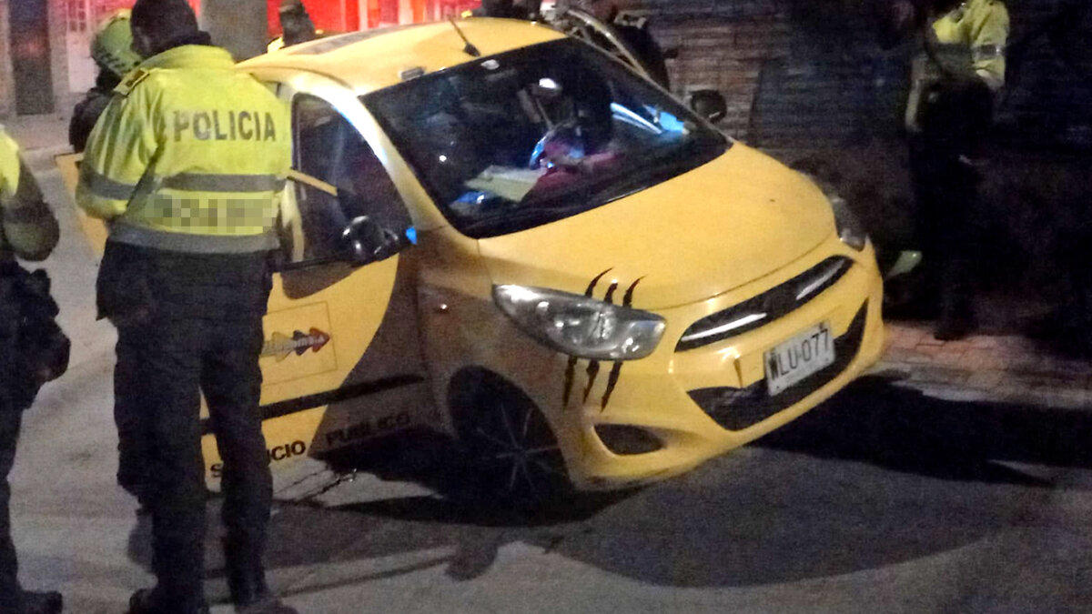 Taxista se opuso a un robo y lo asesinaron en Ciudad Bolívar La madrugada de ayer, de nuevo, un sicariato estremeció un sector de la localidad 19 de la capital. Esta vez, un taxista que se encontraba estacionado en un sector del barrio Cedritos del Sur fue abordado por un grupo de delincuentes que buscaba atracarlo y, al parecer, ante la negativa del hombre, uno de los delincuentes le propinó un disparo en la cabeza.