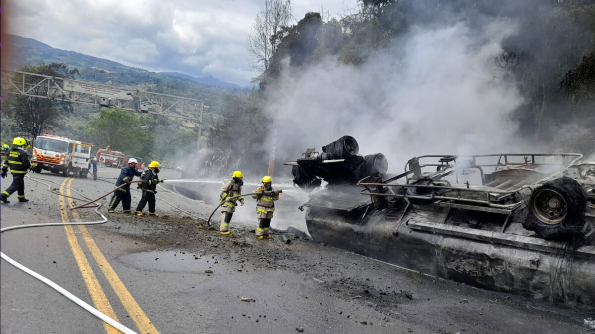 Terrible accidente en la vía al Llano dejó un muerto El aparatoso accidente de tránsito que se registró la mañana de este miércoles en la vía al Llano, dejó como saldo una víctima mortal. Se trataba del conductor del camión que protagonizó el accidente y el cual se incendió.